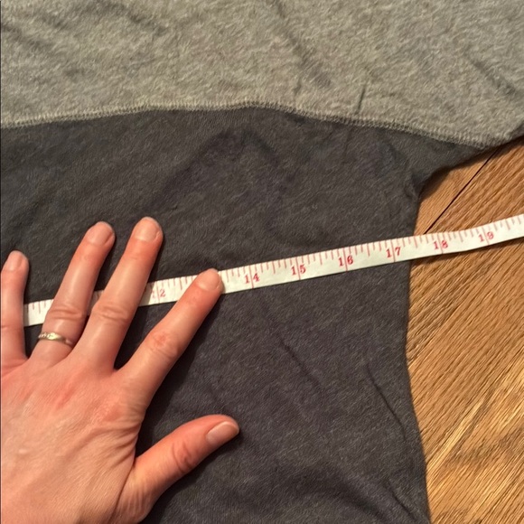 Aeropostale Gray Short Sleeve Tee with Color-Block Design - Picture 9 of 10